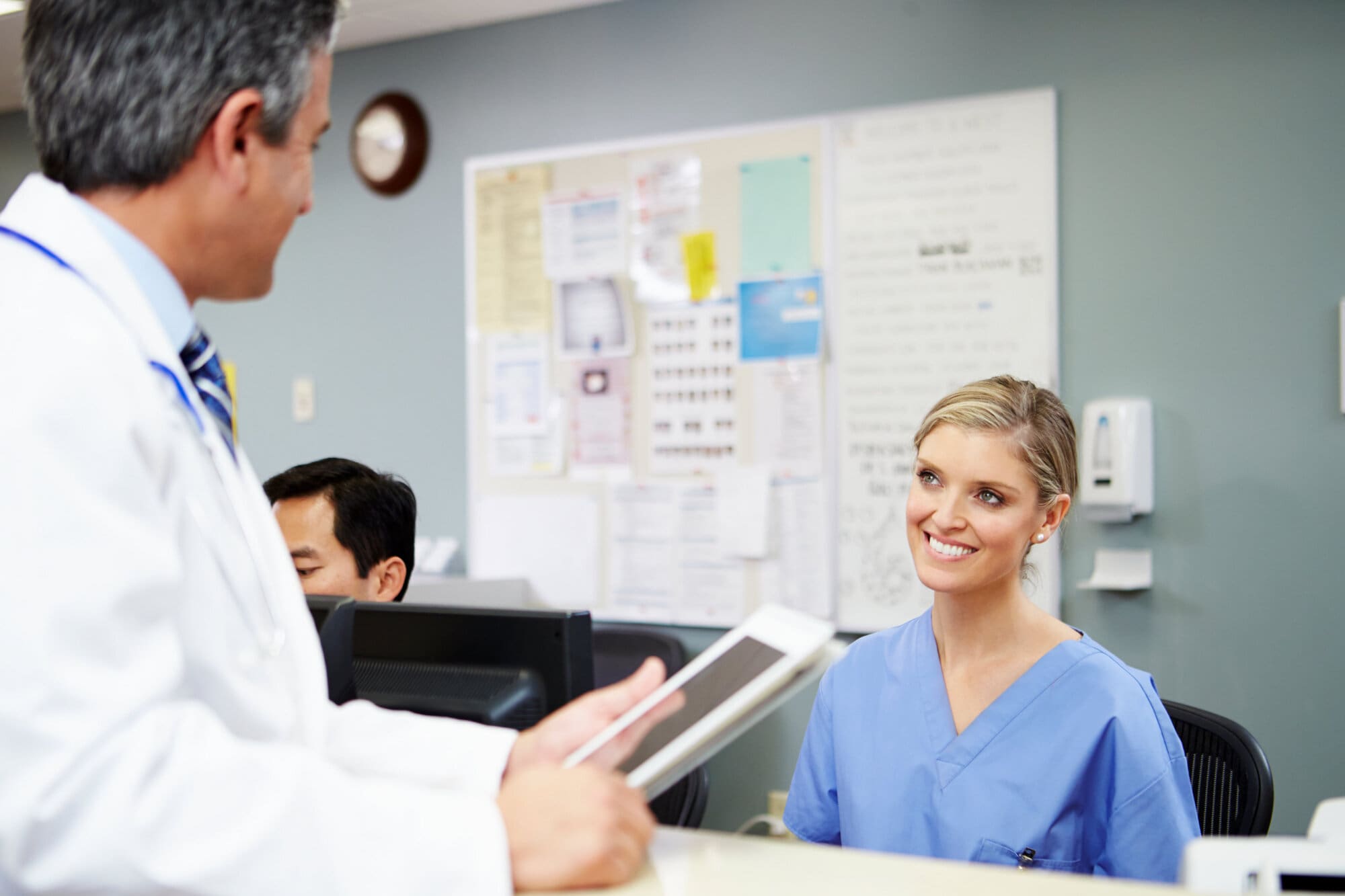 Band 5 nurse sat talking to on call doctor