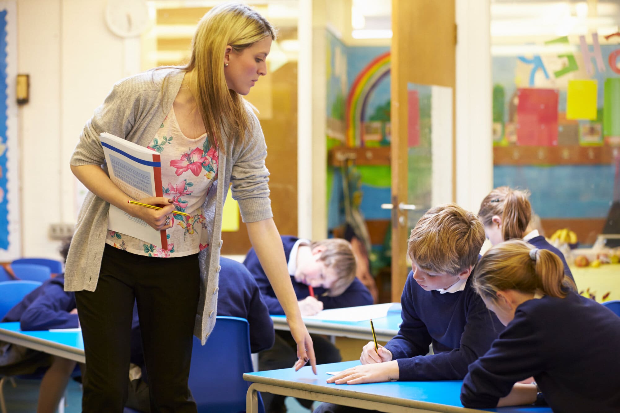 Teaching assistant working with KS2 children