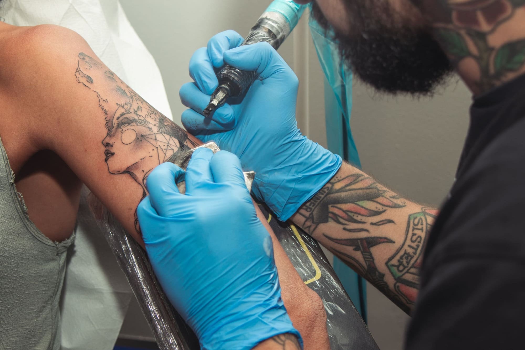 Good lighting when tattooing