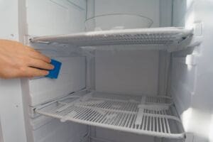 How to defrost a freezer