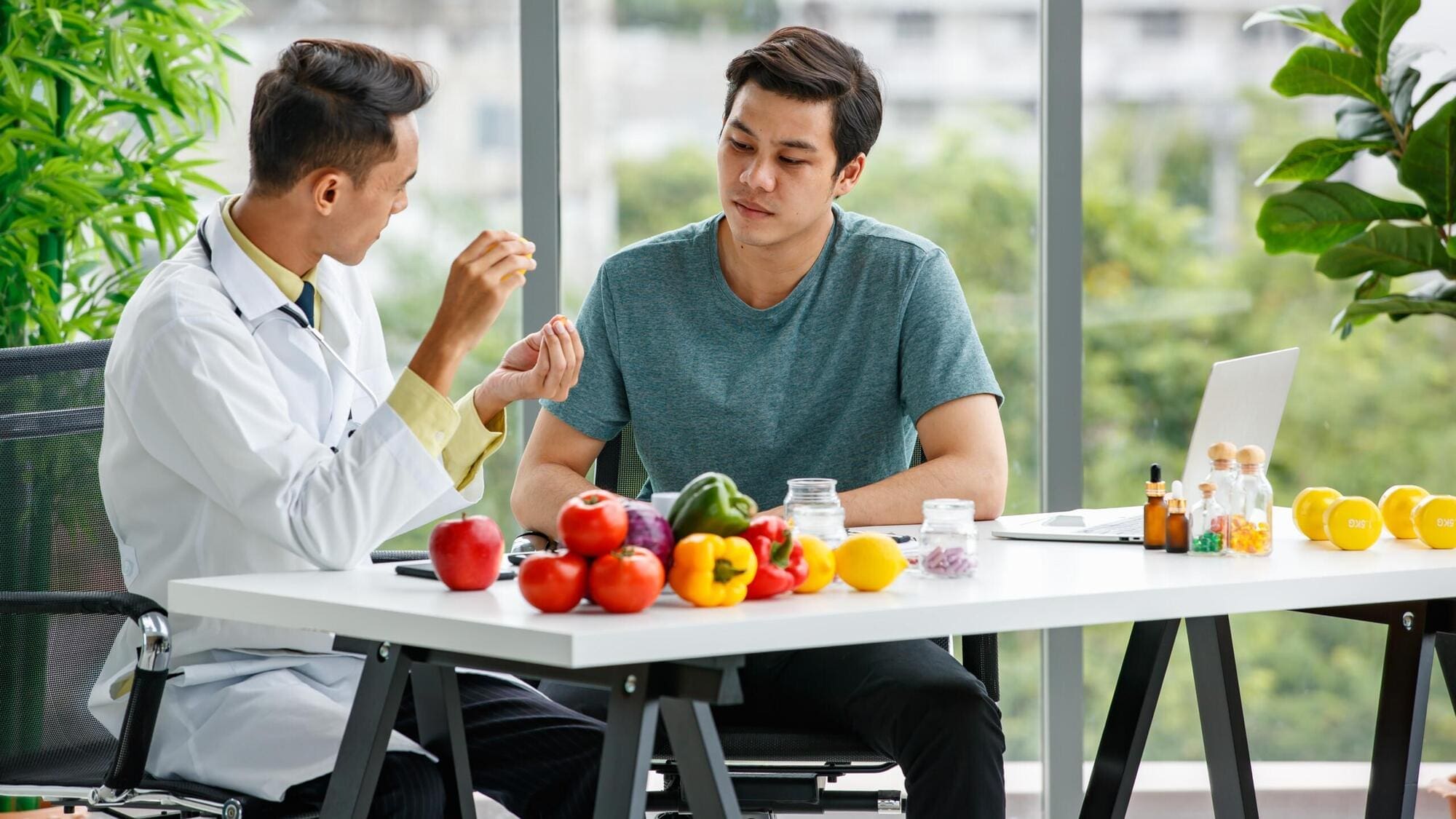 Nutritionist providing experienced advice