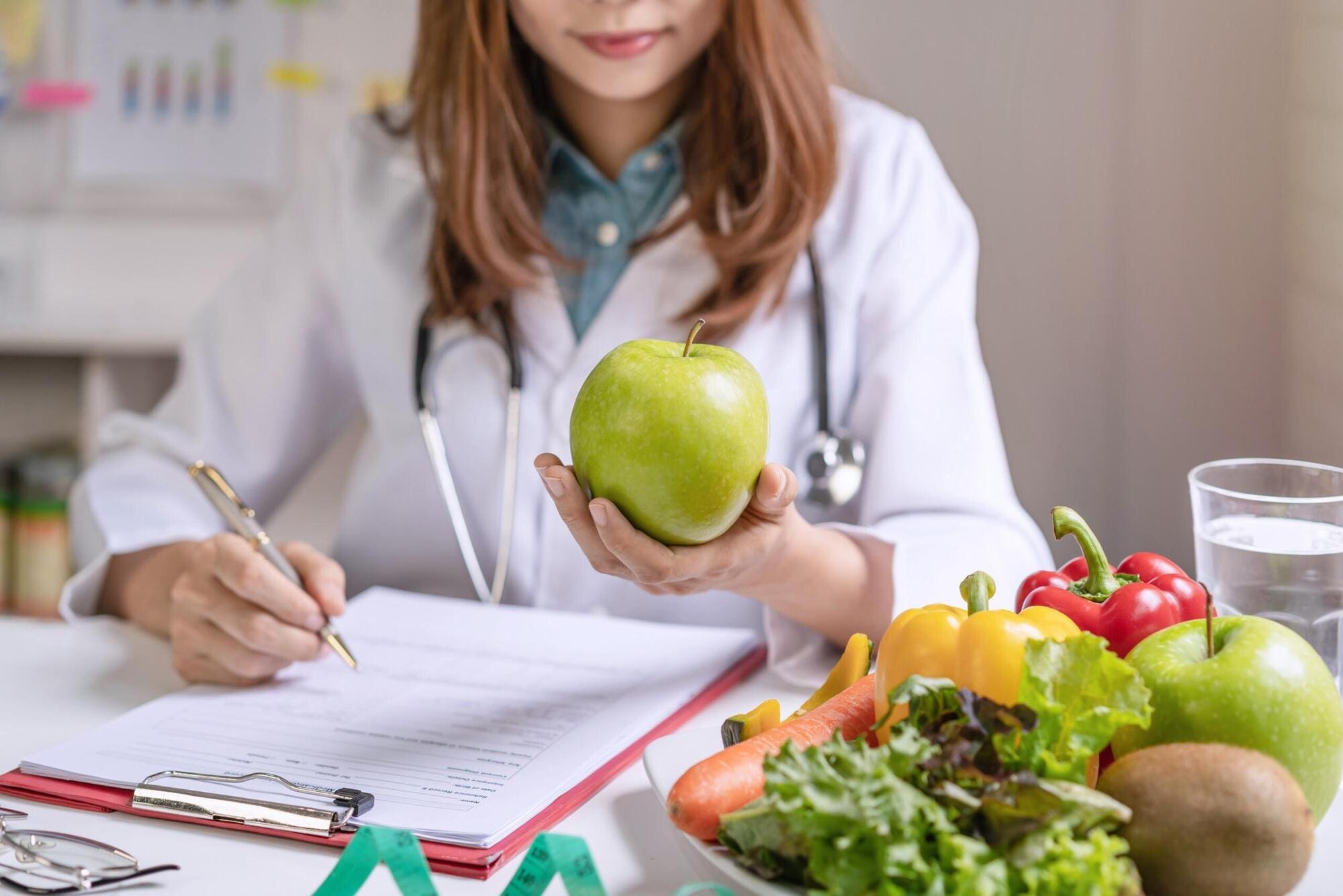 Nutritionist with knowledge in health