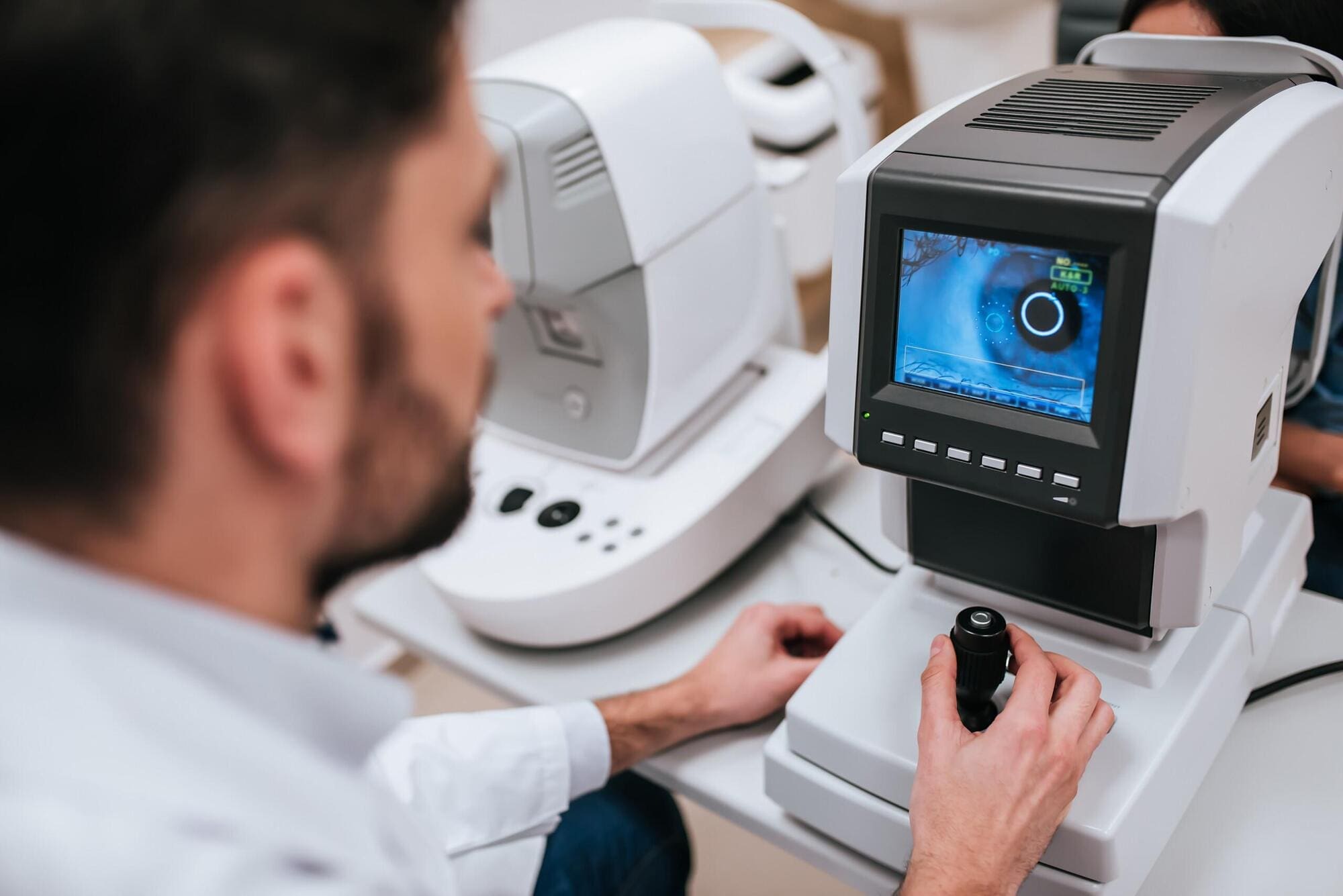 Optician with knowledge of new technologies