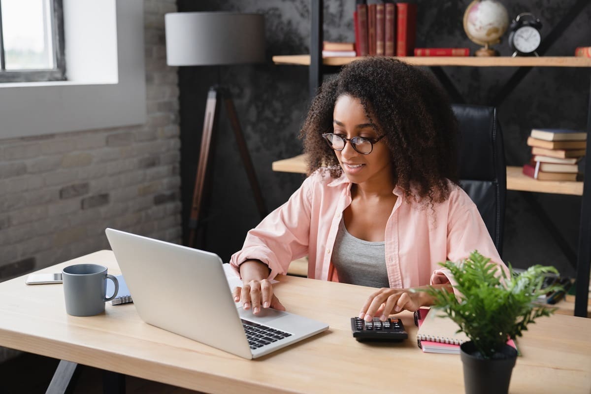 Bookkeeper working freelance