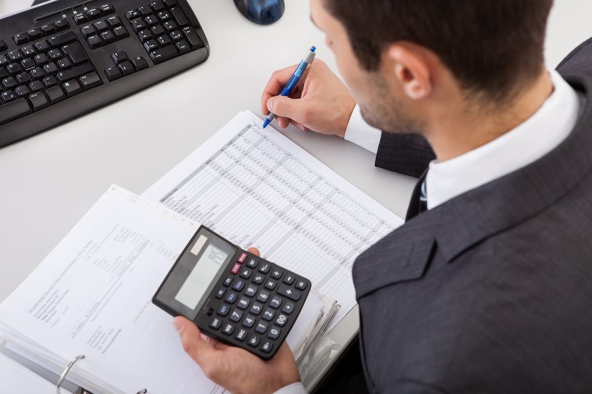 Bookkeeper working with specific industry