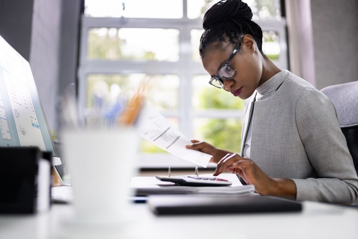 Bookkeeper working with specific industry