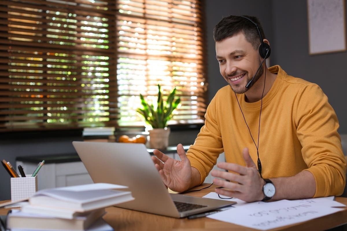 Call centre advisor working freelance