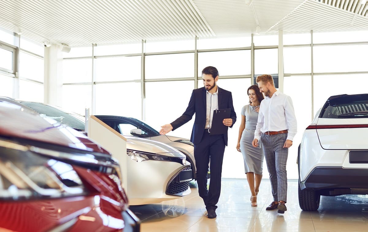 Car dealer advising on vehicle benefits