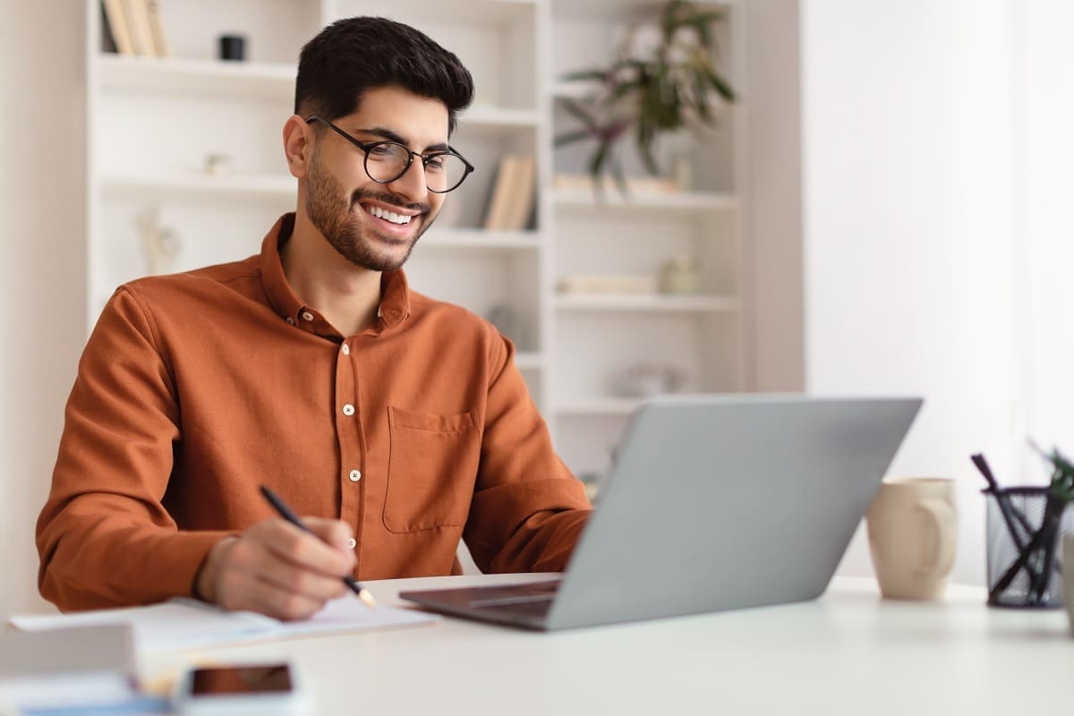 Car dealer taking online training course