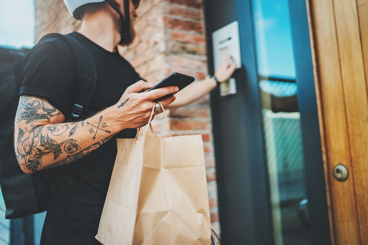 Delivery dirver delivering correct items