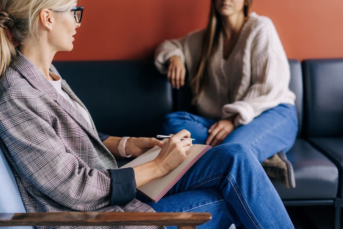 clinical psychologist with client