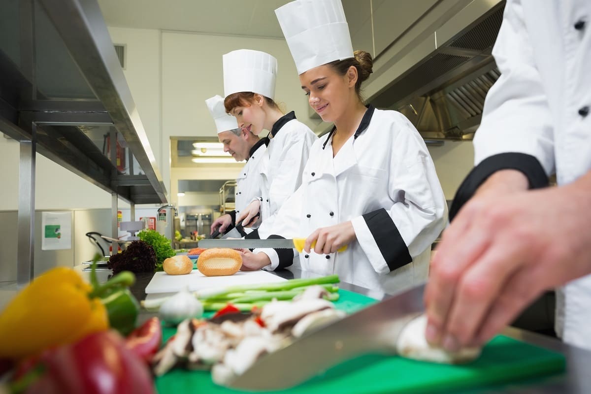 responsibiities of commis chef