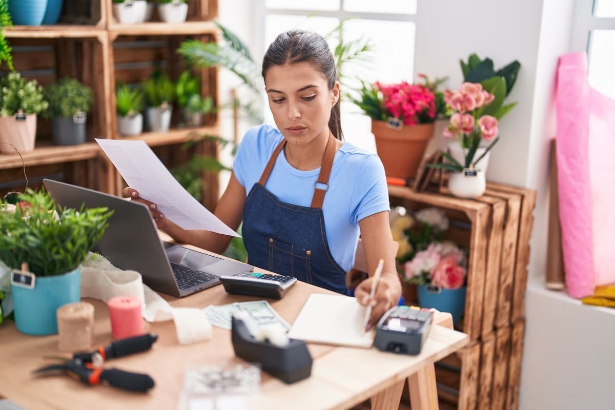 Florist taking training course