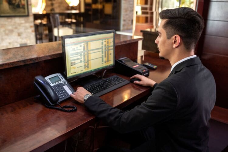 How to Become a Hotel Manager