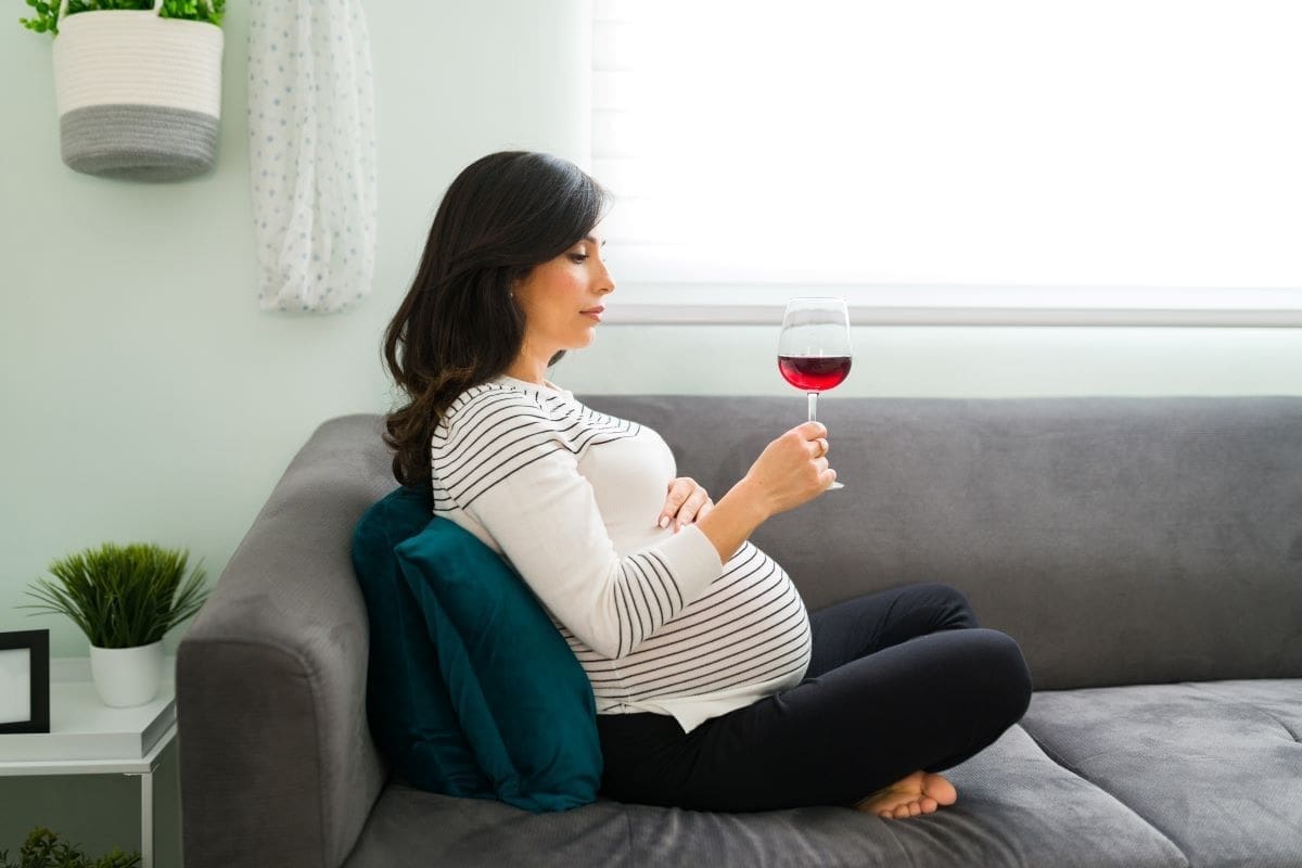 pregnant-woman-refusing-alcohol Pregnant women drinking alcohol